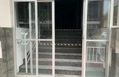 Loja comercial de localização privilegiada para locação no Centro de Florianópolis-SC, 247m², 2 banheiros e 1 vaga de garagem!