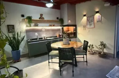 Sobrado com 3 quartos, sendo 2 suítes, residencial jardins, bom clima, cuiabá