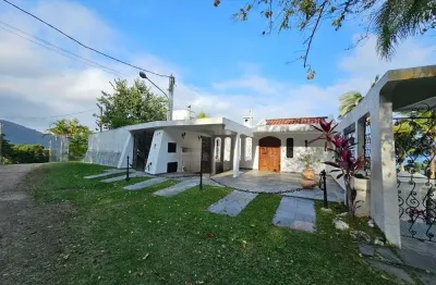 Casa em condomínio para venda com 4 quartos, sendo 4 suítes, 427m²