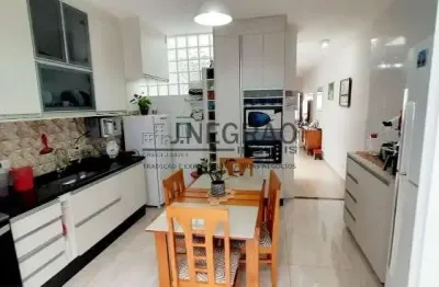 Imperdível: sobrado seminovo, com 3 quartos, 1 suíte, 2 salas, 2 banheiros, 2 vagas e 140m².