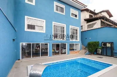Sobrado a venda : 5 quartos, 4 suítes, 3 salas, 6 banheiros, 4 vagas e 550m²com piscina no jardim da saúde!