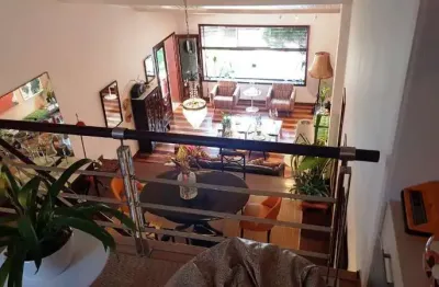 Casa duplex decorada com 4 quartos sendo 1 suíte ampla na parte superior e 1 suíte master com closet e banheira de hidromassagem