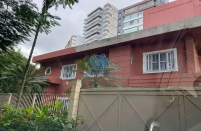 Casa com 5 quartos suítes com 429m2 de área construída no horto florestal