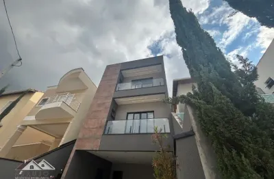 Sobrado de alto padrão, com 3 dormitórios, 4 vagas e piscina.