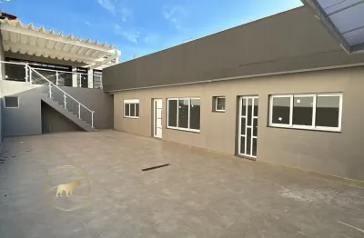 Casa térrea com 3 dormitórios e 4 vagas de garagem.