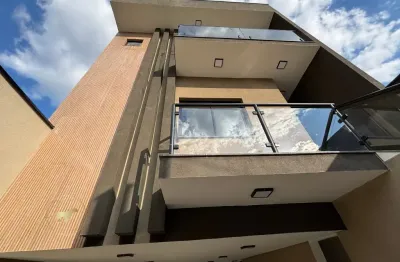 Sobrado de alto padrão com 3 dormitórios e 6 vagas de garagem