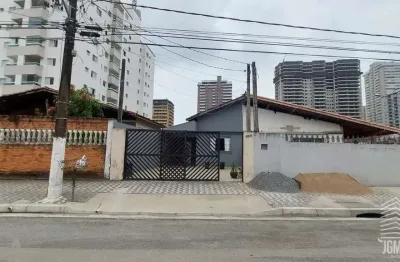 Conforto e privacidade em uma casa geminada com amplos espaços para familia