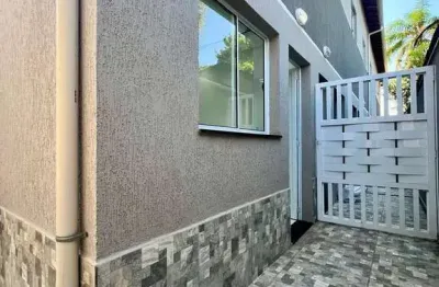 Casa sobradada de fundos com quintal privativo e churrasqueira 2 dormiórios