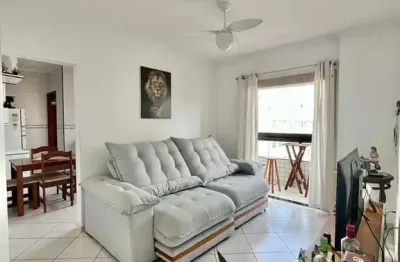 Um apartamento com vista pro mar em todos os comodos e na quadra da praia!