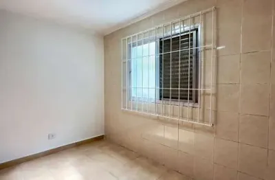 Conveniência e acessibilidade no térreo com cômodos amplos 1 vaga e perto do mar