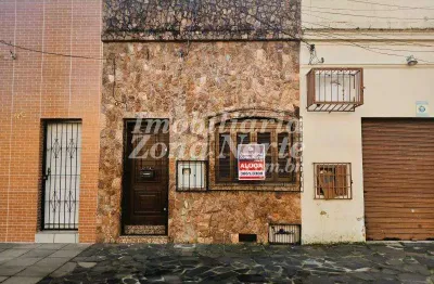 Casa com 3 quartos para alugar na avenida cairu, 188, navegantes, porto alegre por r$ 1.900