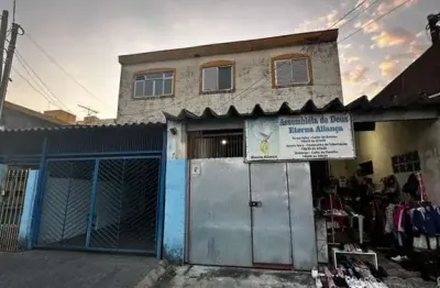 Prédio comercial e residencial com 02 salões e 02 apartamentos -ótimo para investidores