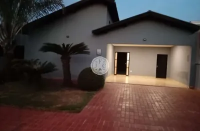 Casa em condomínio com 3 quartos para alugar, 220m² - jardinópolis