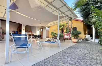 CASA COM PISCINA • ALTO PADRÃO • PORTEIRA FECHADA • 4 DORMS, 6 VAGAS, 351 m²