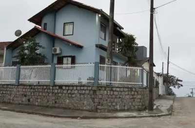 Sobrado de esquina em itaguaçú com 5 qts, próximo a praia r$ 720.000,00