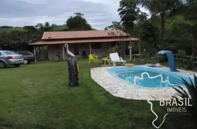 Ótima chácara de 14.000m² com lago e nascente de fácil acesso em paraibuna !