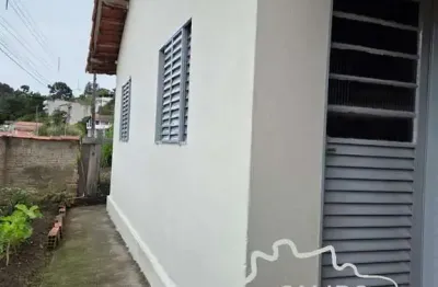 Casa bem localizada, com área de 350 m² no centro de delfim moreira - mg!