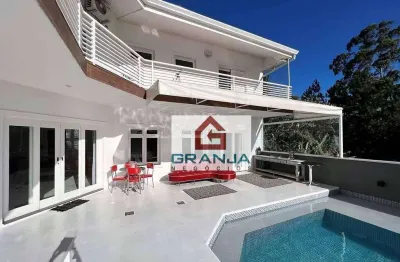 Majestosa residência que  ostenta um verdadeiro exemplo de sofisticação e elegância. localizada em um cenário único, com uma vista cinematográfica.