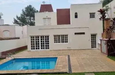 Abaixo do valor de avaliação, esta casa está situada em um condomínio exclusivo com poucas residências,
