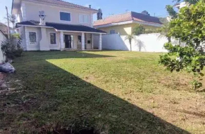 Este exuberante sobrado está estrategicamente localizado, oferecendo uma vista deslumbrante para o pôr do sol.