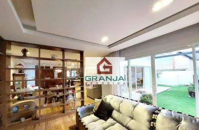 Encantadora residência de 3 suítes com closet, localizada no exclusivo golf village.