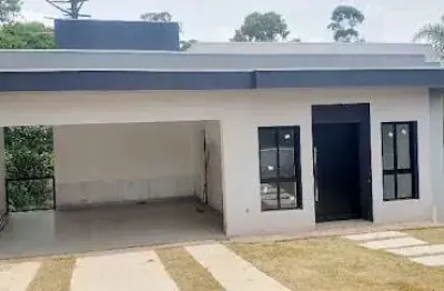 O acabamento é excelente, com piso de porcelanato vene doro nas salas.