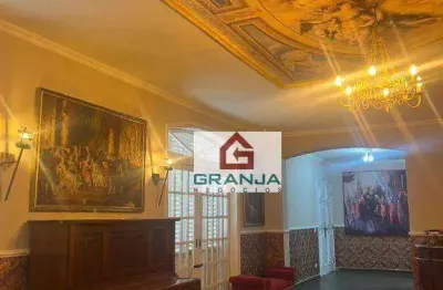 . a mansão é repleta de quadros e detalhes medievais, com todos os quartos e ambientes seguindo essa temática.