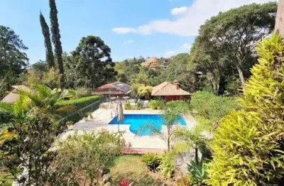 A área de lazer é um verdadeiro convite ao relaxamento, com uma bela piscina com cascata e um terraço externo.