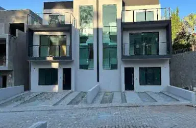 Situadas em uma área nobre da granja viana, proporcionam conforto e bem-estar em meio à natureza, com segurança 24 horas
