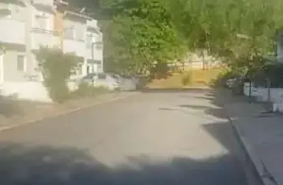 Corredor totalmente coberto em vidro, um diferencial exclusivo. acabamentos de bom gosto.