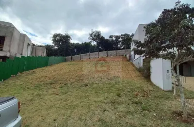 Lindo terreno com suave aclive, ideal para construir a casa dos seus sonhos em um dos condomínios mais desejados da região.