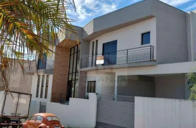 Sobrado de esquina, imponente e muito bem posicionado em um dos pontos mais altos do condomínio