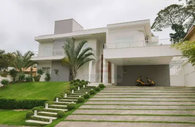 Um lar onde o silêncio é valorizado, o conforto é prioridade e o cenário inspira.
