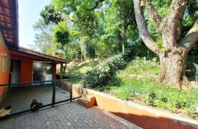Terreno com 2.300 m² e duas casas térreas – perfeito para receber a família e amigos com privacidade.