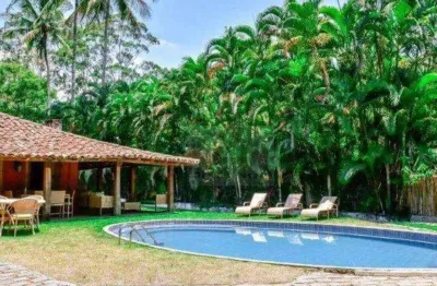 Imagine viver em um refúgio paradisíaco, em um terreno plano de 2.800 m² – uma verdadeira raridade em ilhabela.