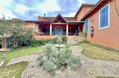 No coração do condomínio, esta residência rústica e acolhedora traduz o encanto da simplicidade sofisticada.