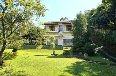 Casa com vista para o verde; natureza; casa rústica sofisticada; privacidade.