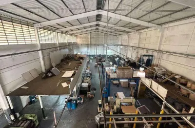 Piso 6 t/m² • Doca com portão eletrônico • Mezanino duplo • Vestiários • Refeitório • Sistema de incêndio