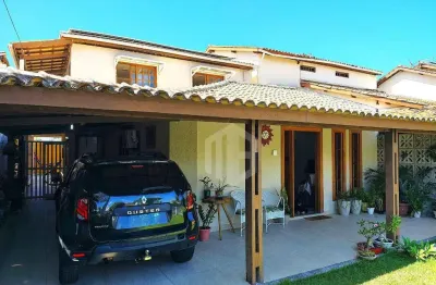 Casa em condomínio a 200m da praia – 4 quartos, vista mar e estrutura de lazer