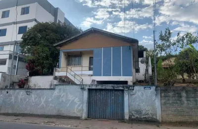 Imperdível: casa à venda em contagem-mg, centro! 3 quartos, 1 suíte, 2 salas, 2 banheiros, 1 vaga garagem, 180m2. venha conferir!