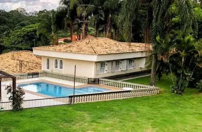 Casa em condomínio para venda com 4 quartos, sendo 2 suítes, 587m²