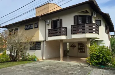 Casa em condomínio para venda com 6 quartos, sendo 2 suítes, 315m²