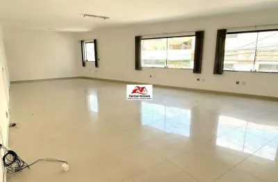 Sala de 70m², 2 banheiros no 1º andar por 3.350,00/mês, esquina com rua itamambuca e a 110m do metro v. prudente/sp