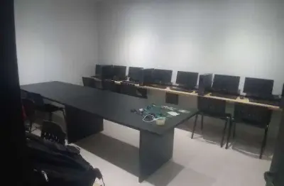 Invista em visibilidade: prédio comercial completo em avenida movimentada!