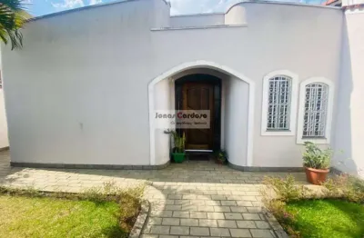 Venha conhecer essa maravilhosa casa térrea com edícula, perfeita para acomodar você e sua família com todo o conforto e espaço que vocês merecem.