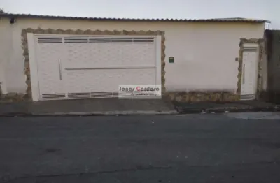 Essa casa térrea com edícula, está te esperando de braços abertos para se tornar o lar dos seus sonhos!