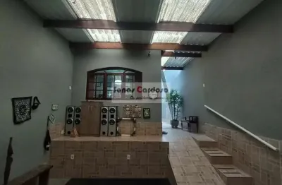 Excelente casa para locação na vila brasileira em mogi das cruzes. com 2 quartos, 1 suíte, 3 banheiros, 2 vagas de garagem, quintal. venha conhecer!