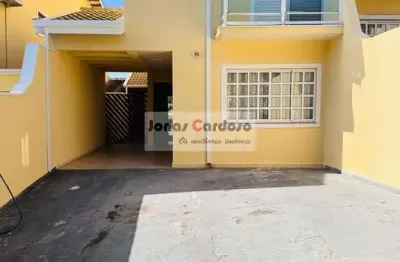 Casa em condomínio à venda em localização privilegiada - 3 quartos, 1 suíte, 1 sala, 2 banheiros, 3 vagas de garagem. por $ 750 mil.