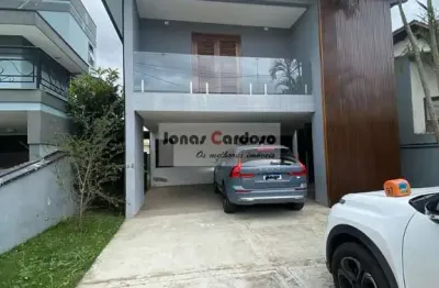 Casa de luxo em condomínio Aruã, com 3 quartos sendo 3 suítes, 2 salas, 5 banheiros, 4 vagas, 140 m². Por apenas R$: 1.450.000
