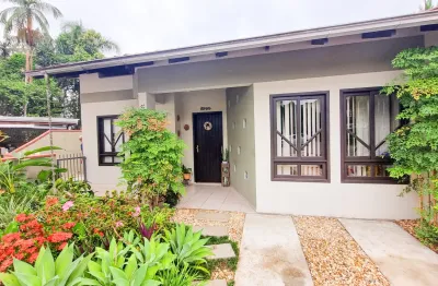 Excelente casa em condomínio fechado com 4 quartos, sendo 1 suíte à venda no bairro Costa e Silva em Joinville-SC, por R$ 880.000,00.